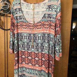 Ladies 2X top with necklace